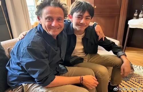 走进一家书店空气中弥漫着墨香和纸味仿佛能听到古人低语的声音书架上摆满了各种古籍从诗词歌赋到历史哲学应